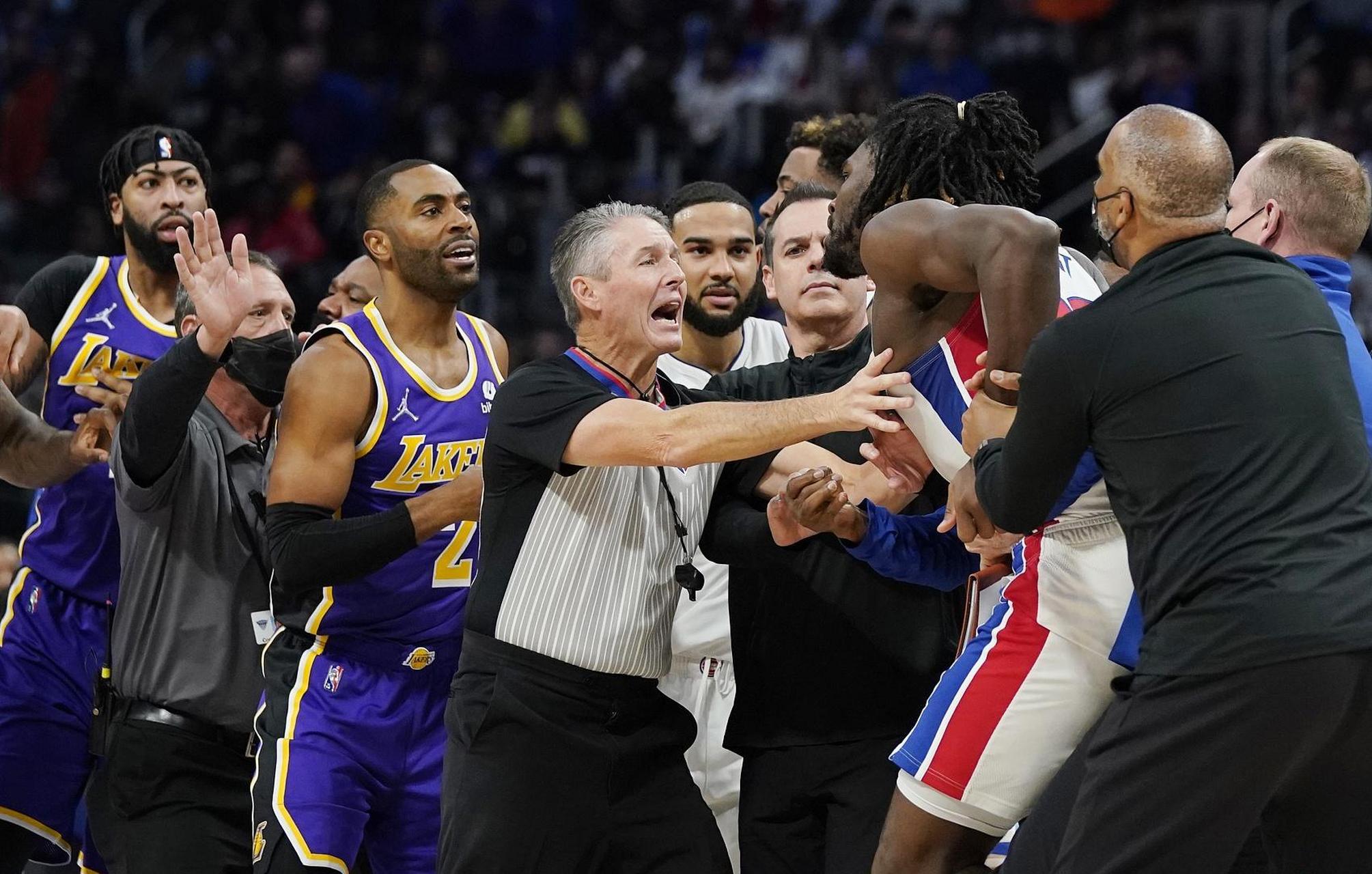 星空体育在线官网-NBA季后赛陷入激烈争夺，球队迎战对手